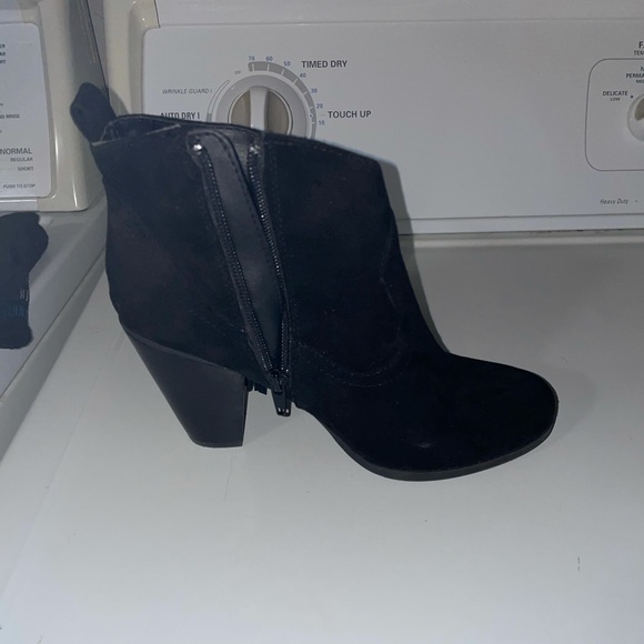 Black Booties, Ankle Boots w/ Fringe / Tassel sz 7 - Picture 5 of 5